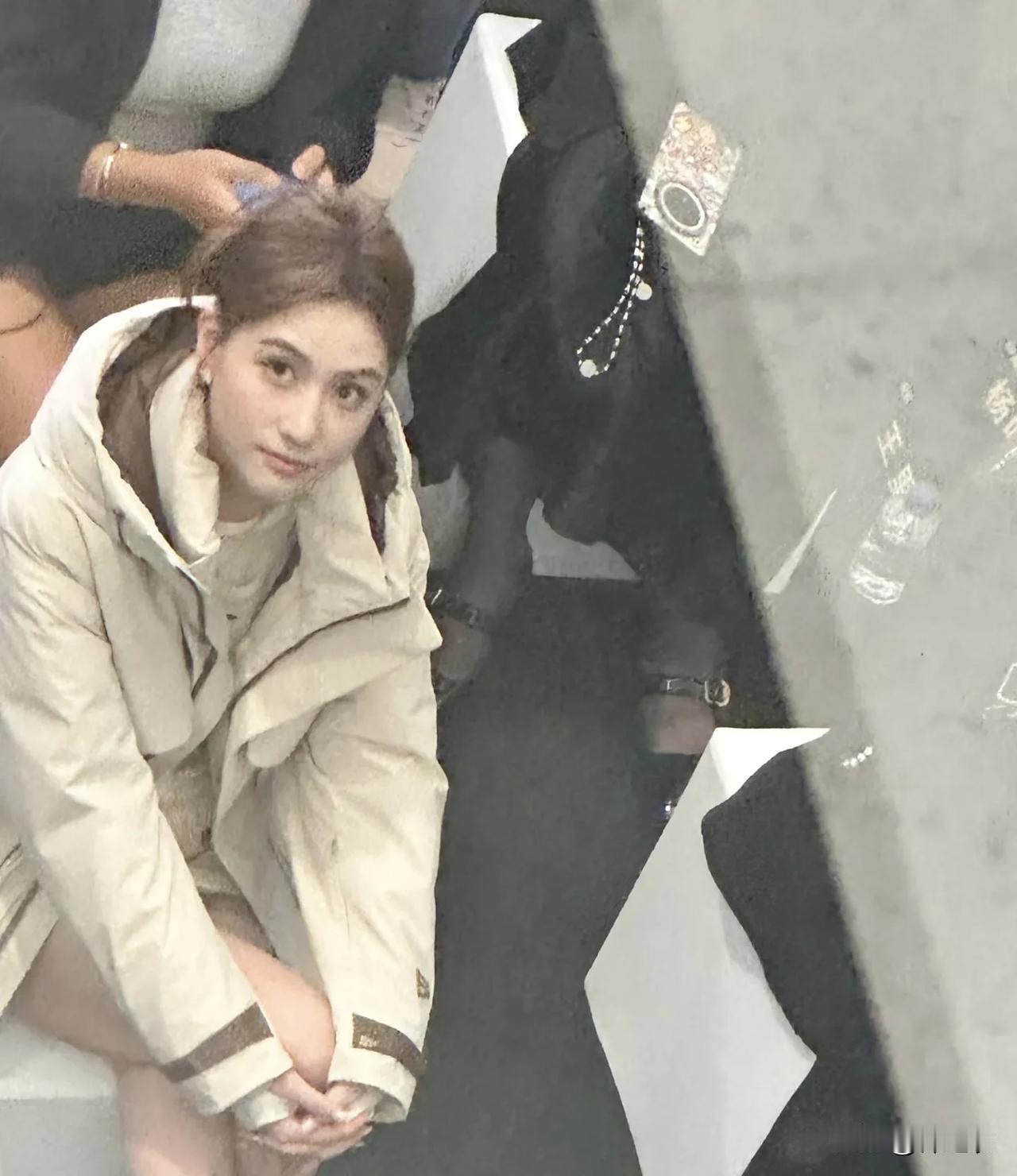 何超莲很像安娜就是外表看起来阳光礼貌又疏离冷漠无情的感觉，就是接近她会发现无架子