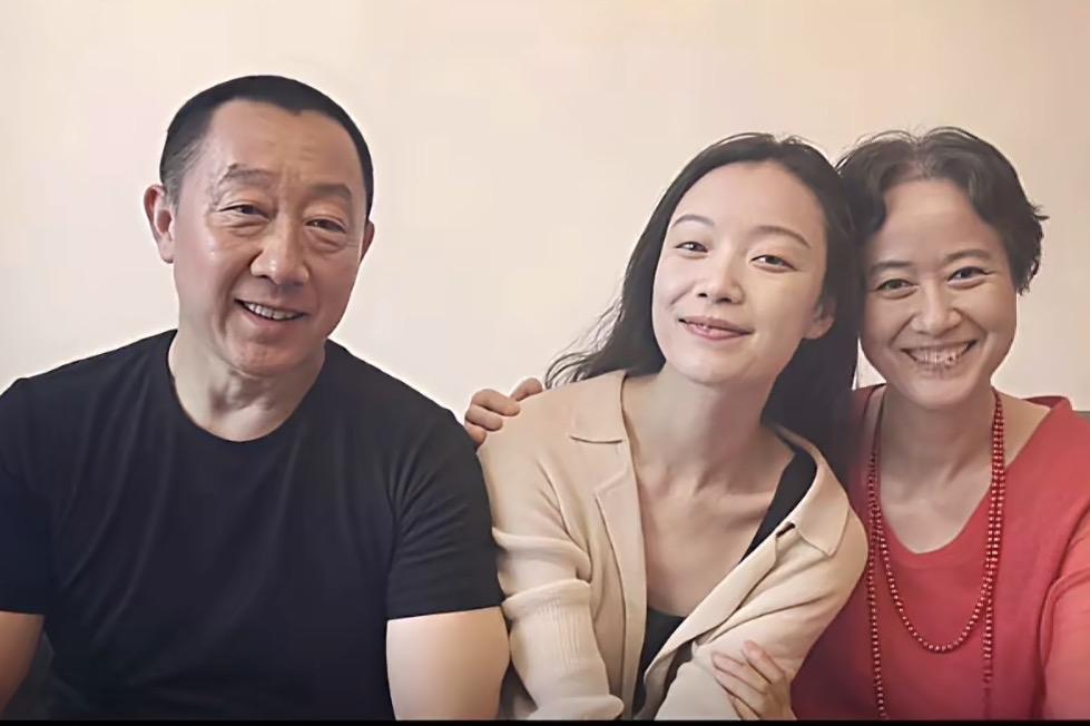 倪妮：妈，刚又有人夸我长得像你，说咱俩这基因锁得太死，简直是“出厂设置”一模一样