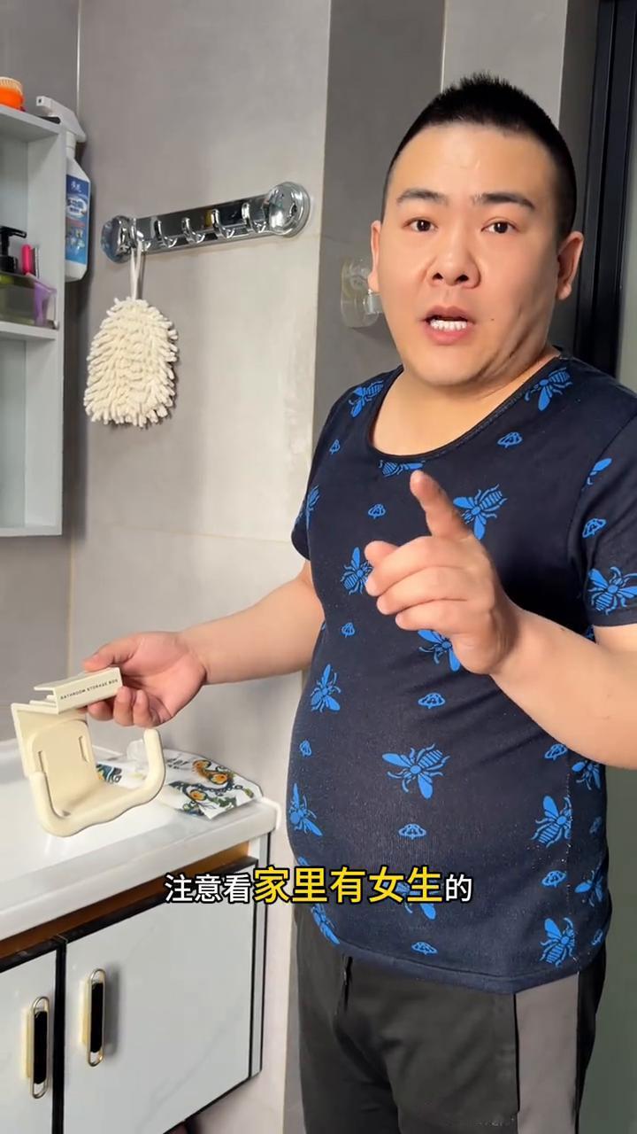 多功能U型纸巾架，卫生间必备神器。注意看，家里有女生的就把它往浴室柜镜下面一挂
