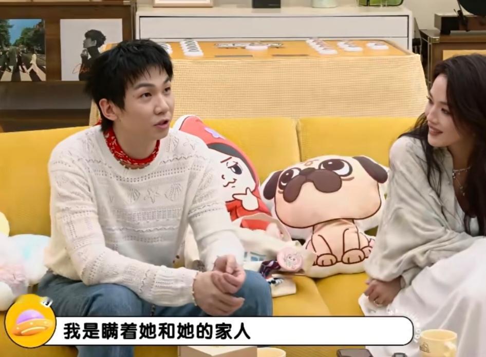 白举纲自爆求婚细节，说:“我是瞒着她和她的家人，就是我岳父岳母那边，然后一起在她