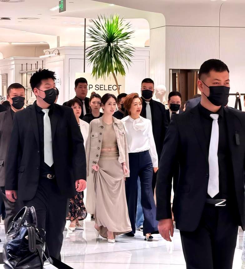 张碧晨现身西安线下活动！踩8cm高跟鞋依然比模特矮，但颜值比荧幕上更迷人