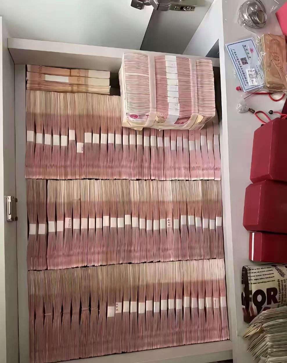 网友晒出的一幕，不得不说，惊呆了，这么多钱为什么不放在银行？