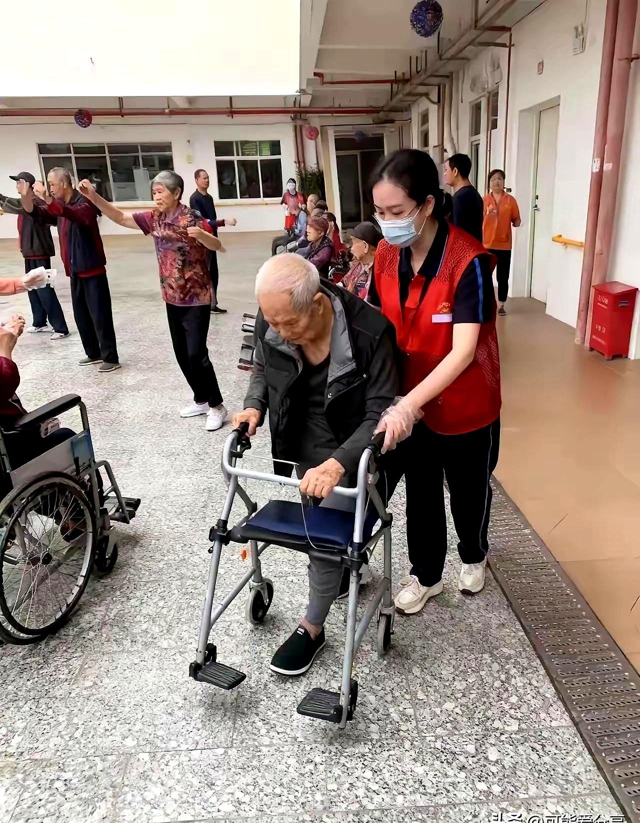 72岁退休老太太在养老院被连扇6个巴掌，脸都肿了，出事后她没敢报警，也没敢告诉亲