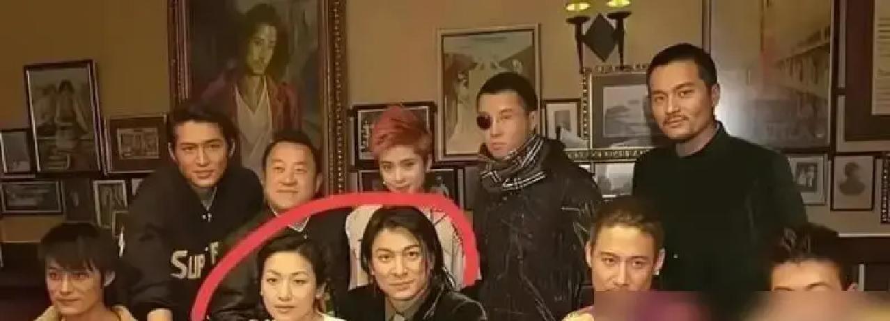 一张照片，王菲轻轻一点，把旧糖翻成新热搜。李亚鹏现在卖茶，直播间里笑谈往事