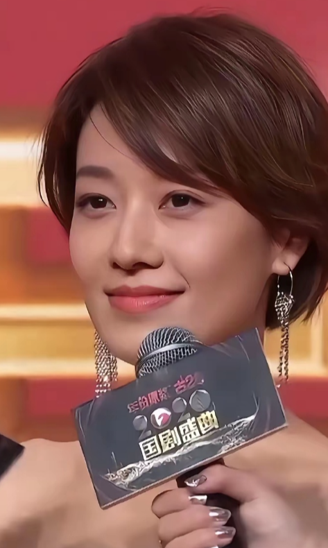 干练有气质，很有时尚表现力一眼看去就被迷住有时尚表现力的短发配上时髦的个性