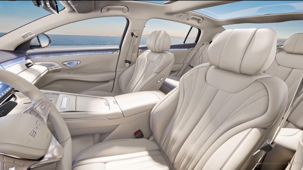 全新的比亚迪海豹08内饰功能渲染视频来了，从渲染视频截图可以看到，前排两个都是零