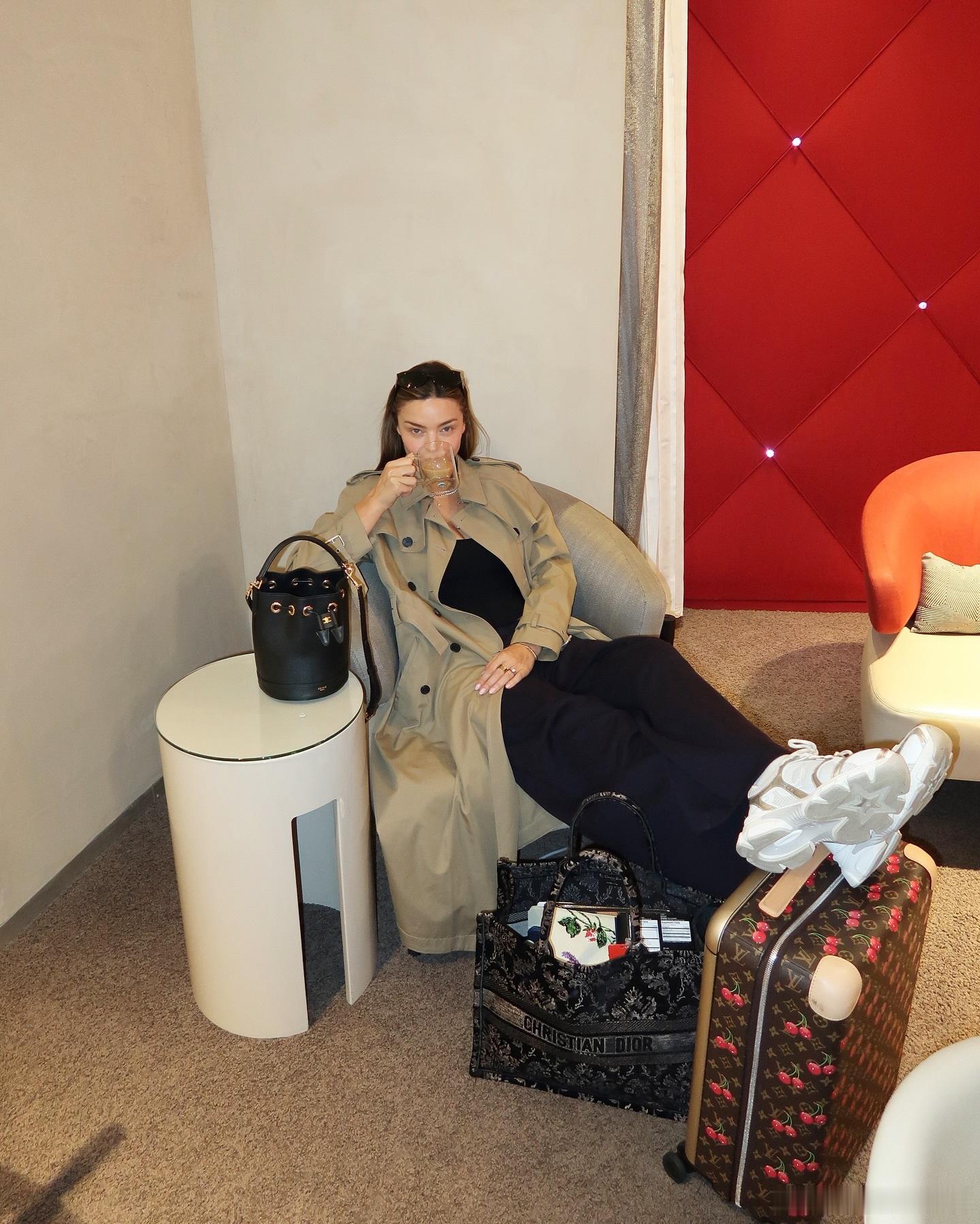 MirandaKerr米兰达可儿分享：当飞机延误时，真坐不住了！打坐倒立翻跟斗
