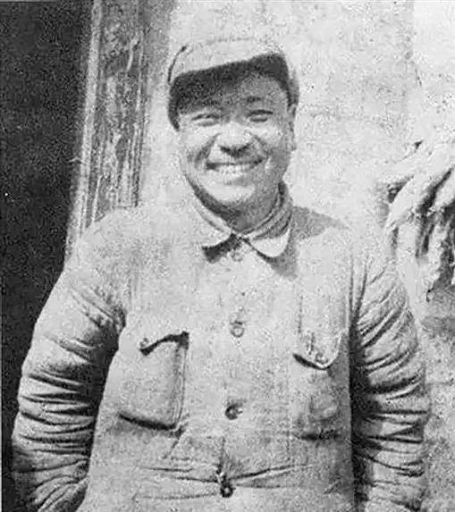 1939年深夜，虹口的街巷静得像一口封死的井，袁殊穿着日军翻译官的制服，在宪兵队