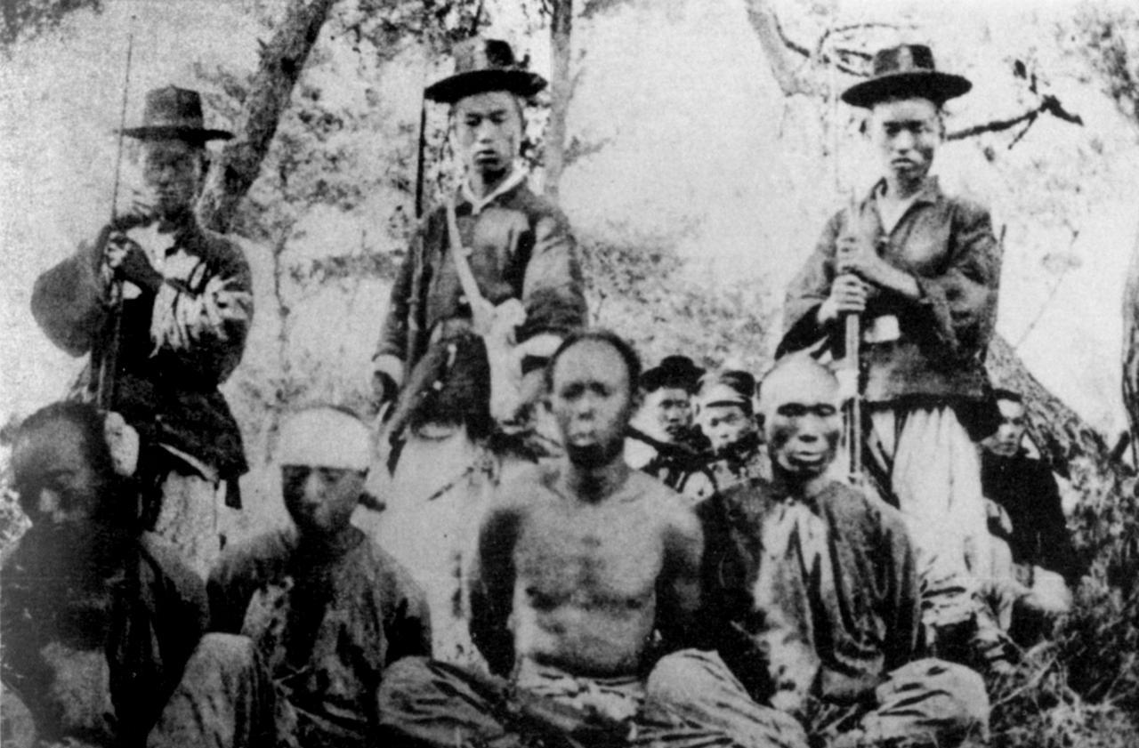 甲午战争期间，清军士兵被俘虏，由朝鲜士兵看管着。这些朝鲜士兵应该是日本扶植的伪军