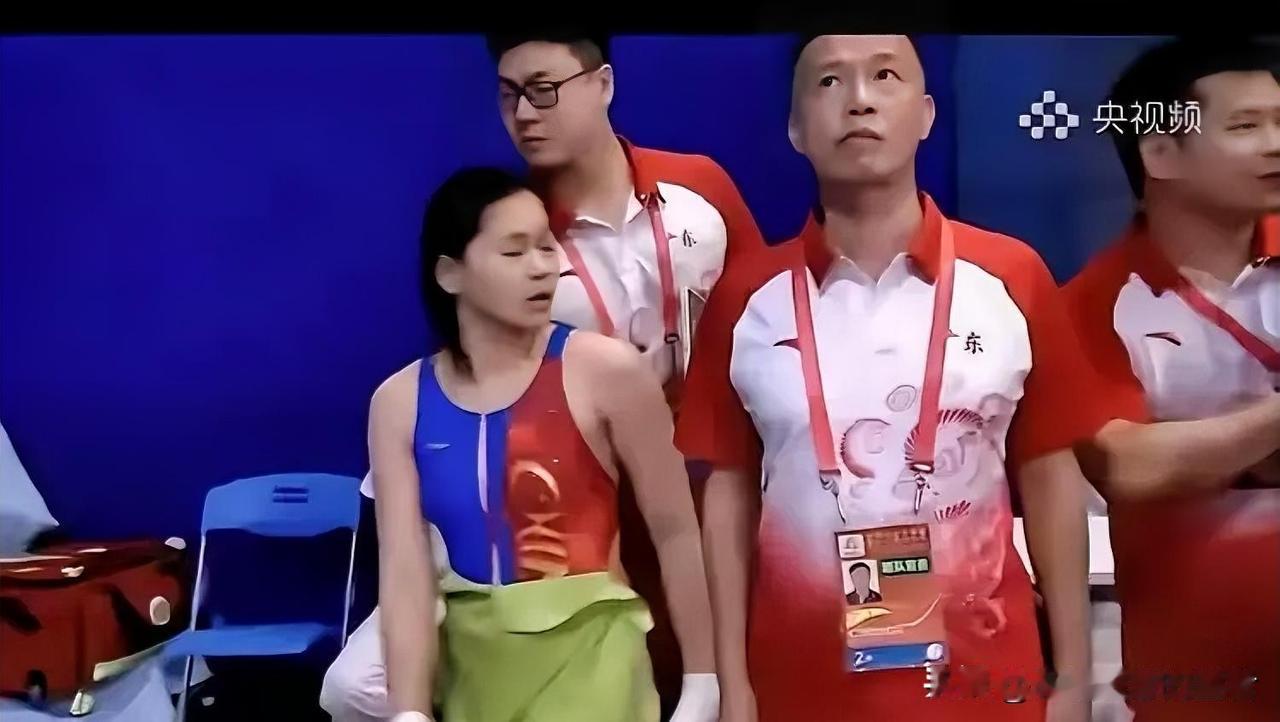一个人成功的背后总是有人默默在付出看看全红婵出分前紧张的何威仪教练，可以说