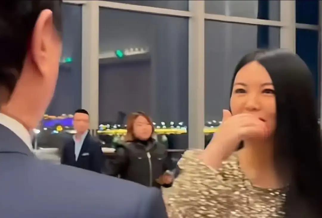 王诗龄开学第1天，李湘求人姿态全网疯传画面里李湘反复撩头发、捂嘴笑，王岳伦