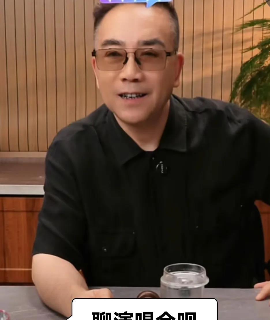 杨小五欲说还休岳云鹏演唱会。杨小五直播，有网友让他聊聊岳云鹏演唱会，杨小五的表情