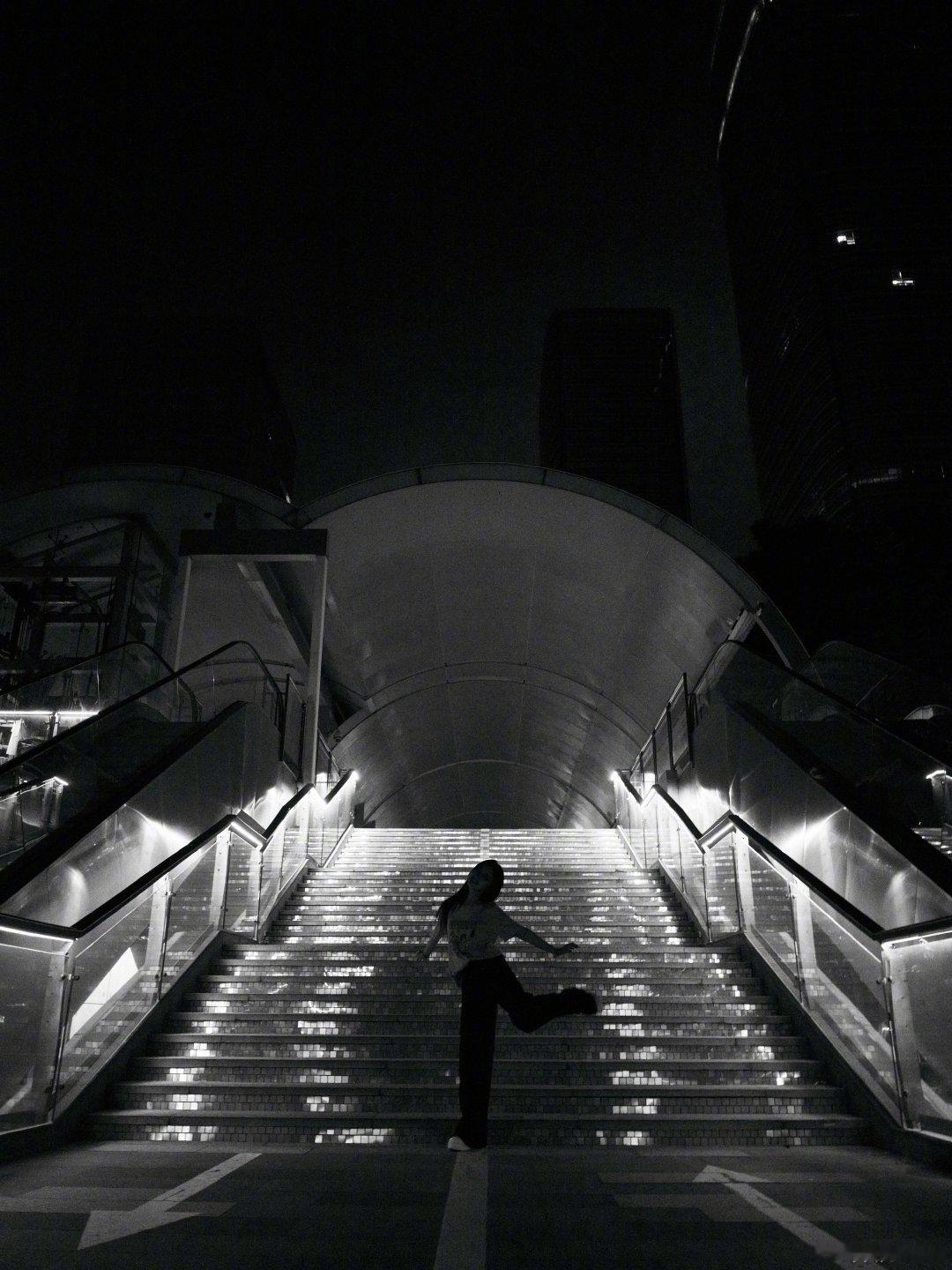 谭松韵饭后消食随拍来啦~韵宝的笑容真的好有感染力呀，想和一起散步闲逛呀~