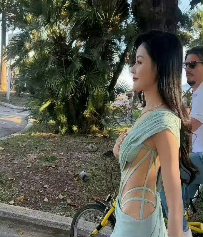 这件衣服有一点赘肉都驾驭不了啊，张天爱瘦成这样都一直在吸腹