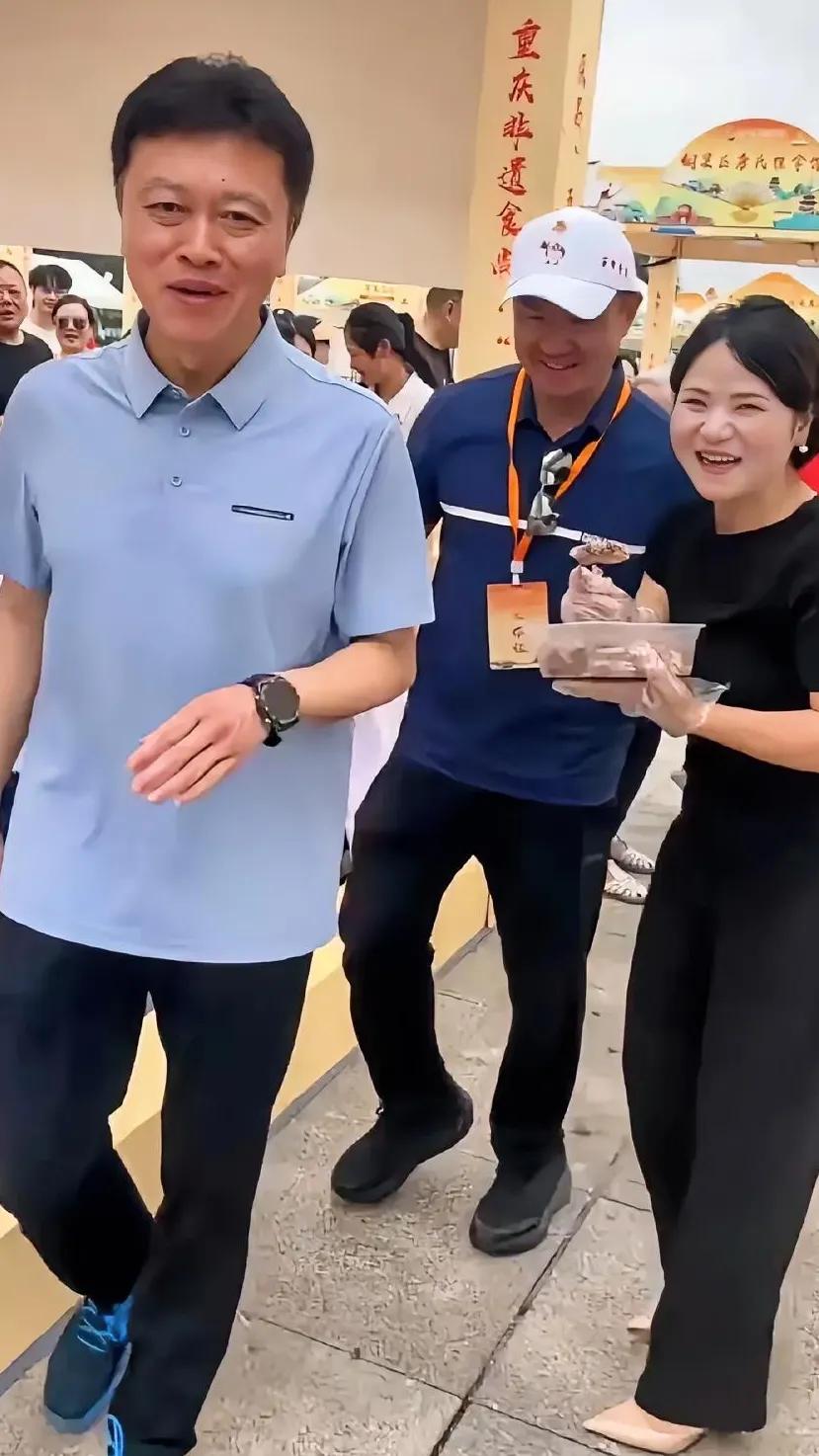 荣昌一女老板想效仿荣昌卤鹅哥投喂高书记一块卤鹅，却被高洪波书记巧妙地躲了过去，且