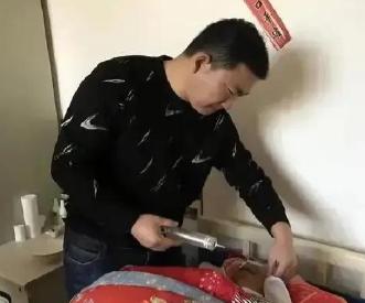武汉快递员秦岷意外救起昏迷老人，哪料，却遭其女儿反咬：“我爸是你撞的，你要负责！