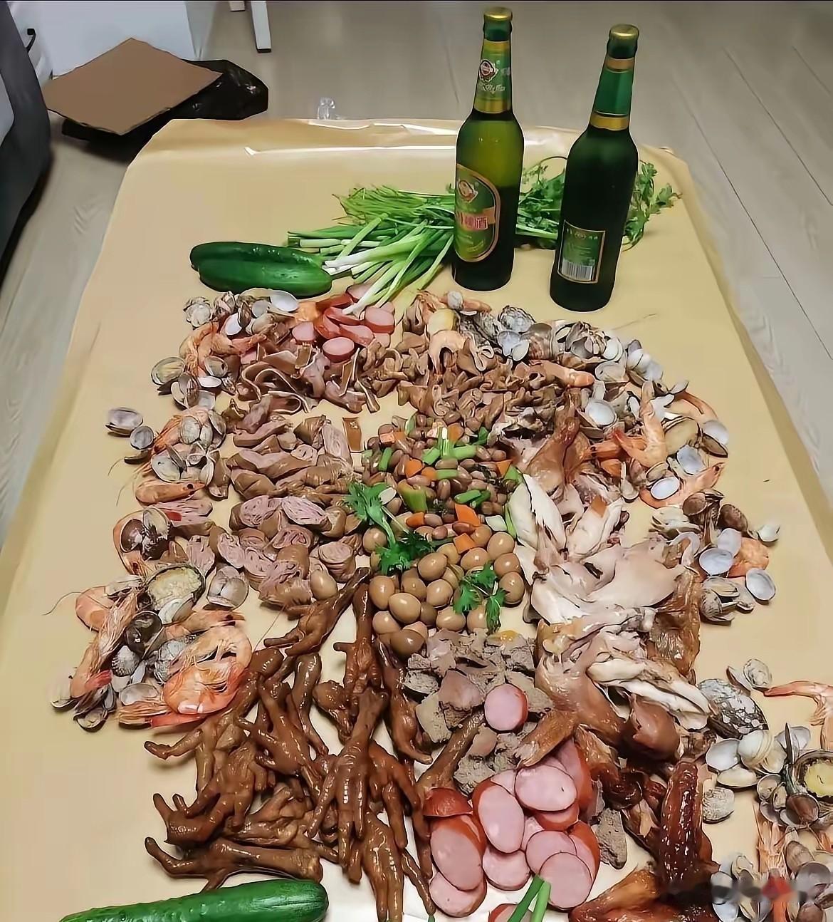 为了不洗碗，把十几个菜直接摆在桌子上的油纸上——确实聪明！菜吃完以后，桌子上没有