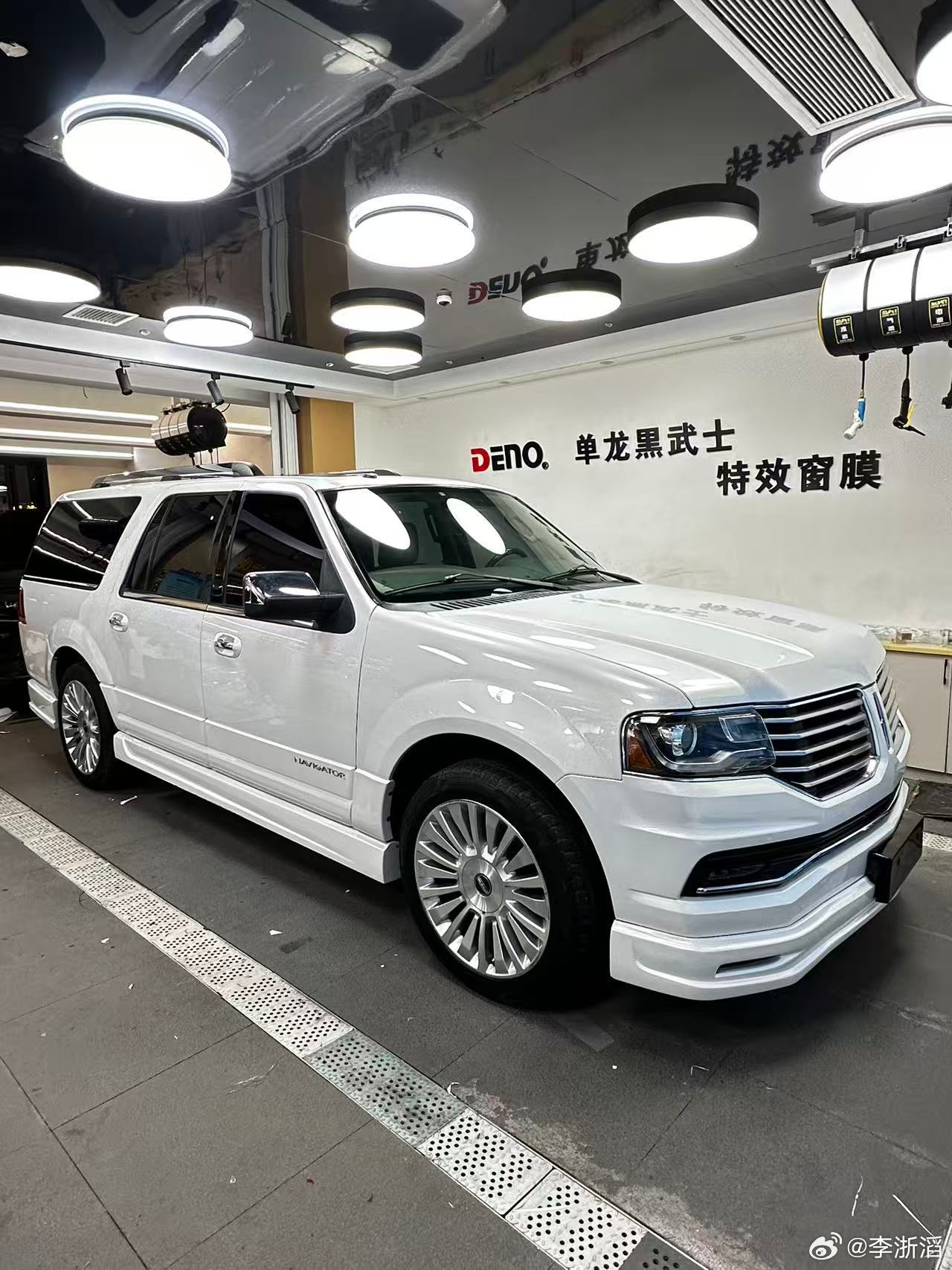 一上午合不拢嘴太开心了玩车人的情绪价值！开心！我的加长领航员贴完白色了之前还纠