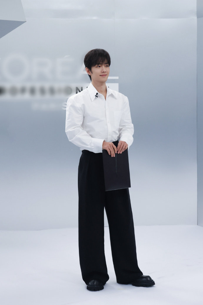 想给肖战系鞋带肖战十日终焉开机之后第一次被拍到肖战十日终焉开机之后第一次被拍到