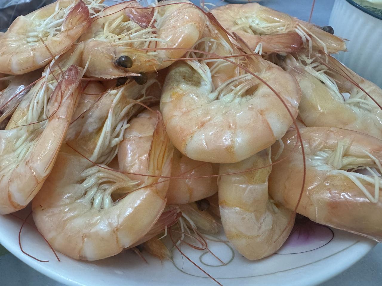 今天的晚饭，又是老公做的，周末厨房就是他的战场。下午他跑市场买了螃蟹，买了虾