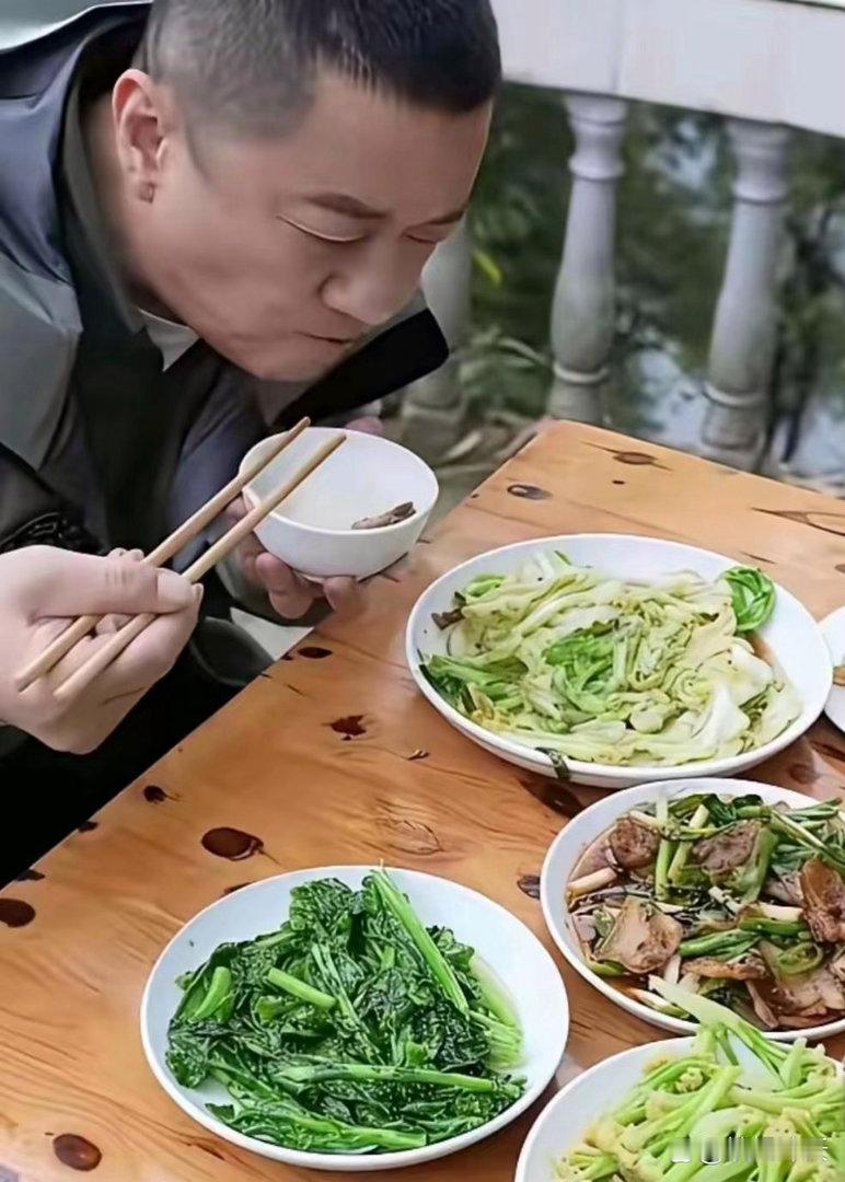李亚鹏晒出的饭菜也太清淡了吧，看着就很养生～