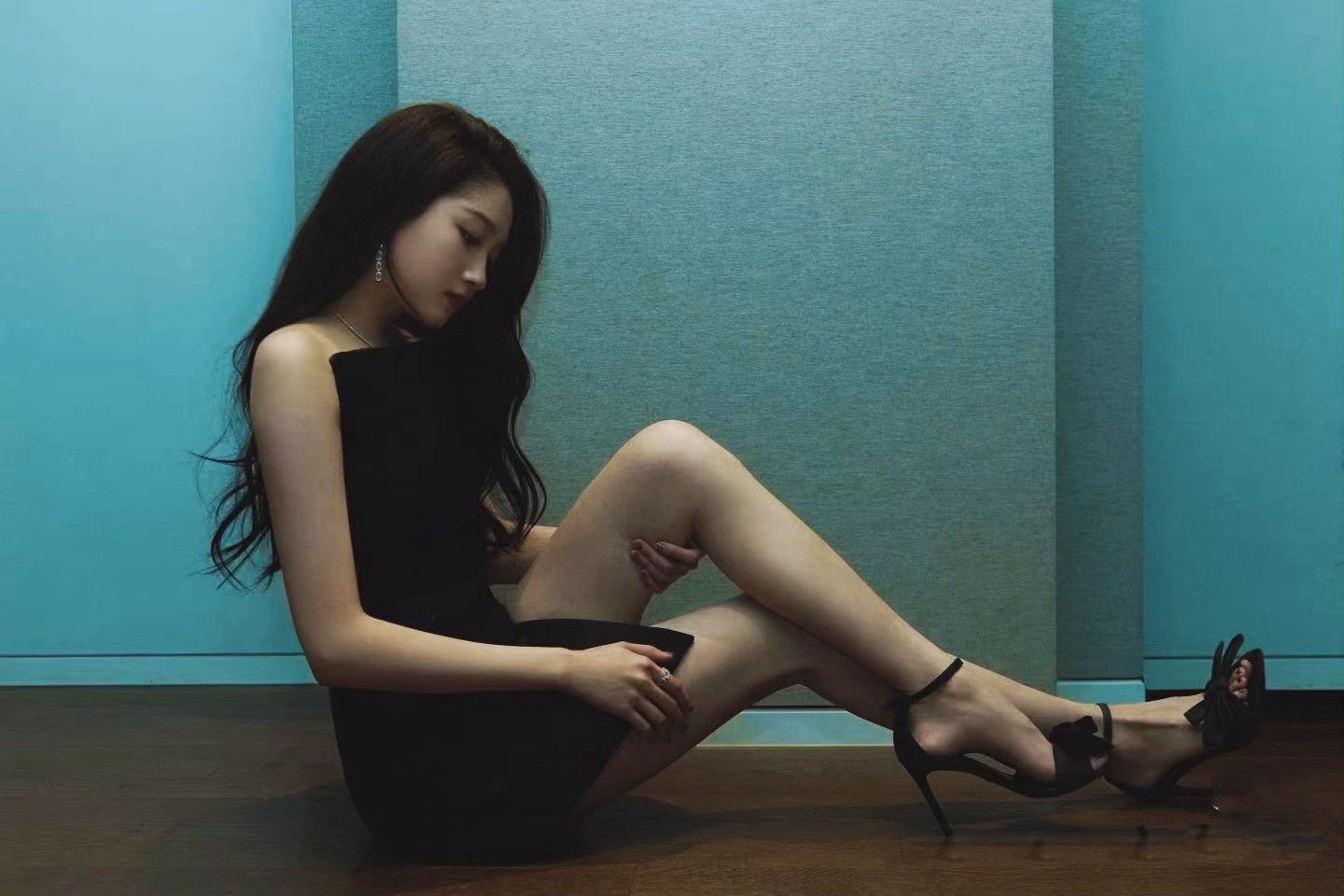 关晓彤x卷发黑裙高跟·这腿太权威