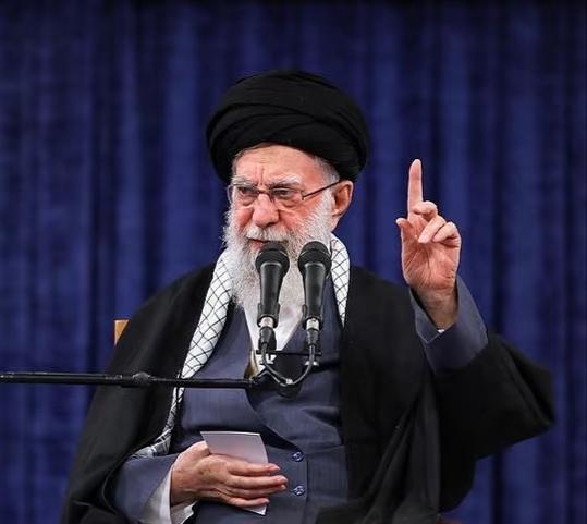 绝了！伊朗反击藏大招，这步棋直接把美将死伊朗这次反击绝对有高人指点！根