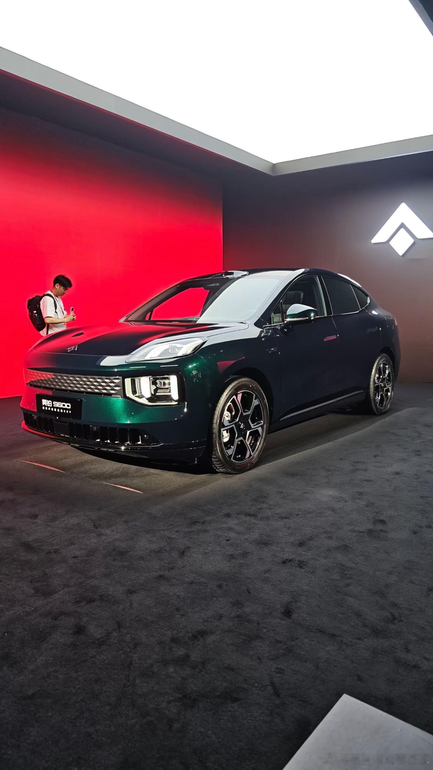 昊铂s600这次定价（预售），聪明的点体现在尽可能标配。5米长SUV、纯电/增程