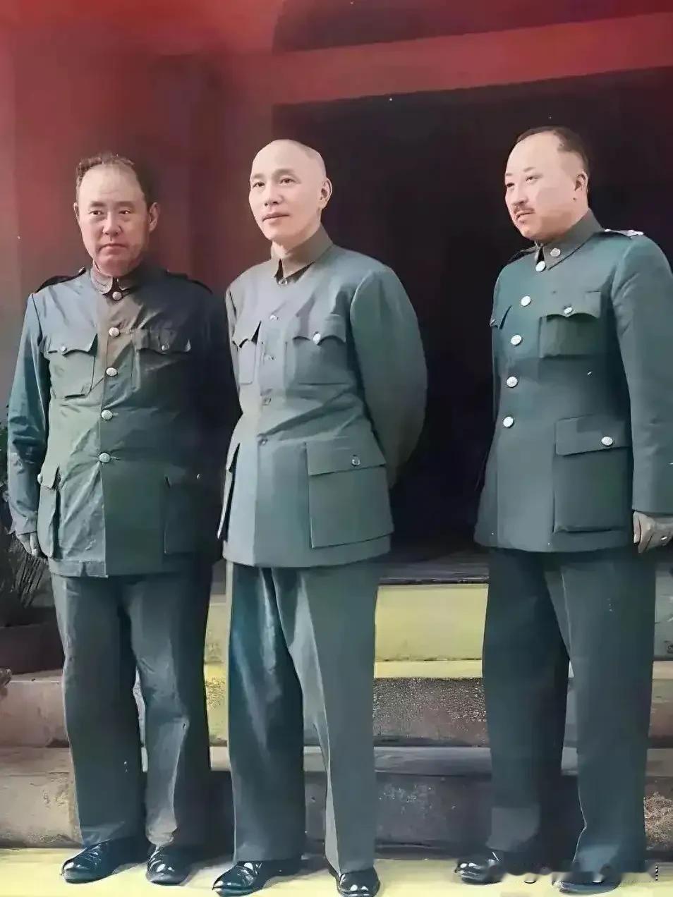 这三个人是谁？很多人一时难以辨认出来，不过中间大多数人还是认出来了。蒋介石虽说没