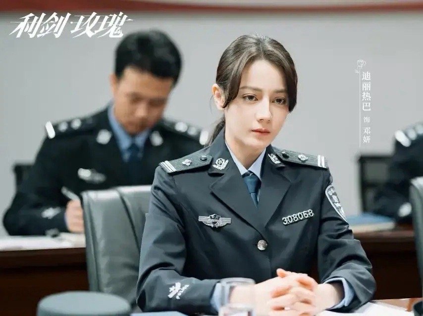 本以为《利剑玫瑰》将会成为迪丽热巴的封神之作，没想到，还是事与愿违。​​​