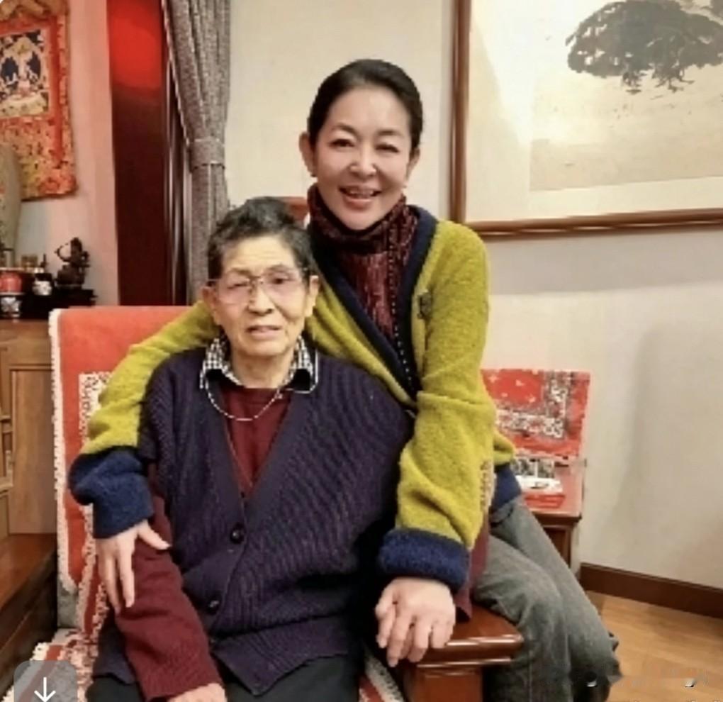 倪萍家真是实打实的长寿家庭，她姥姥活了99岁才安详离开，一辈子健健康康，晚年一直