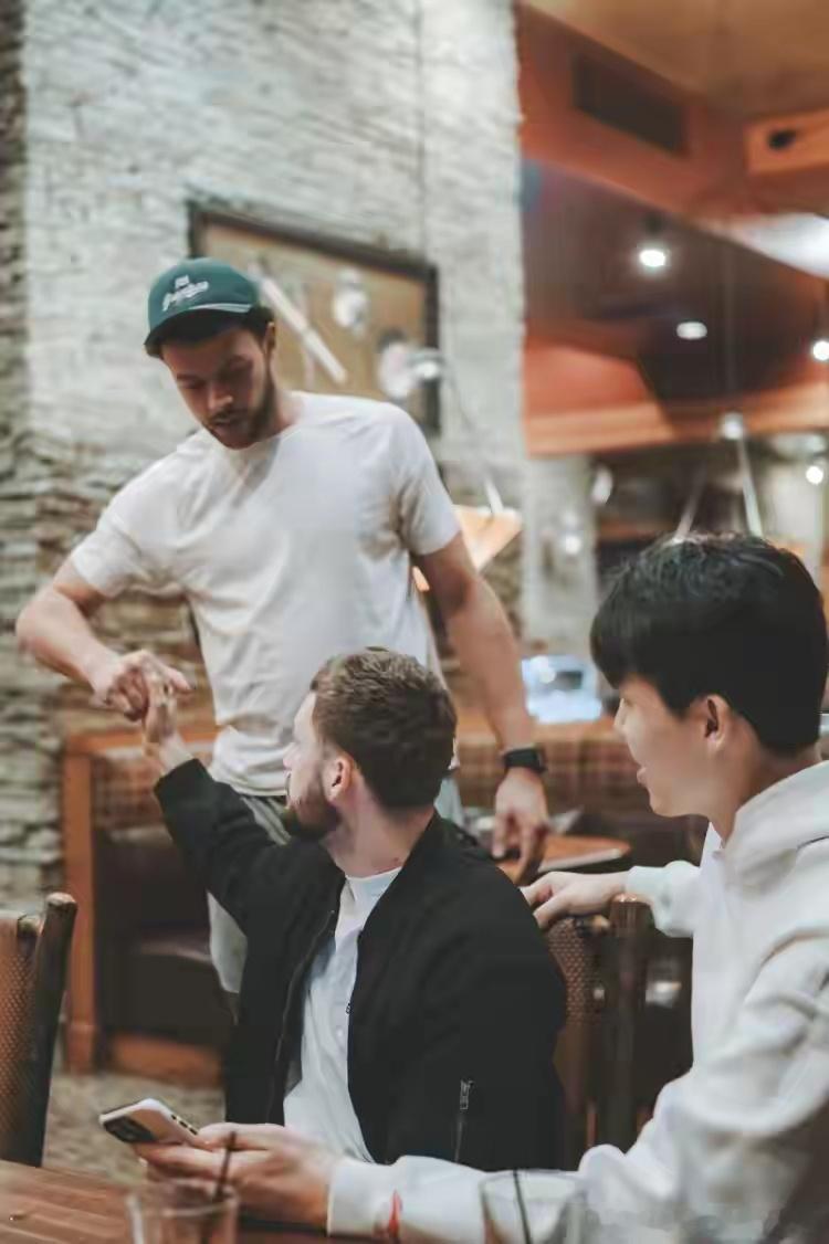 杨瀚森都是好兄弟！杨瀚森赛季收官请全队聚餐，G联赛融入度拉满！希望回主队，一样