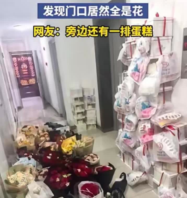 绝了！！天津一女子下班回家，家门口的阵仗直接看傻路人！20多束玫瑰堆