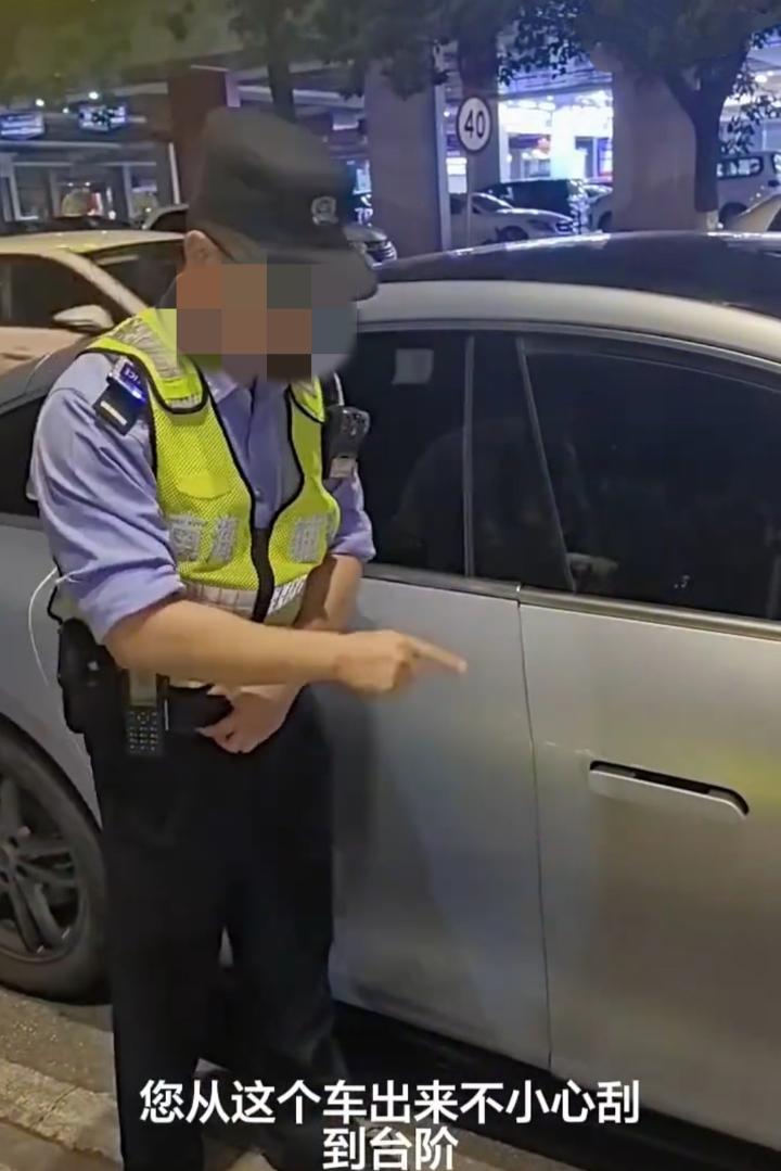 这是谁的问题？女子乘坐网约车，到达目的地后开门下车，结果车门不小心刮到旁边的台阶