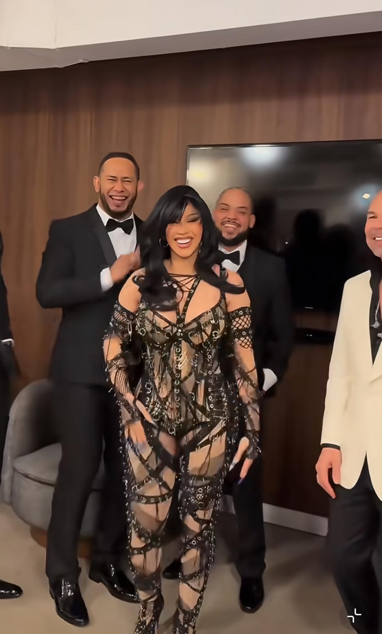 要不说外国女明星敢穿呢？看看CardiB卡姐穿的这件战袍，多炸裂呀不过，她