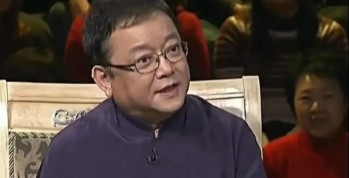 1986年，王刚受邀主持春晚，春晚导演把王刚介绍给刘晓庆：“这是王刚，电视剧《夜