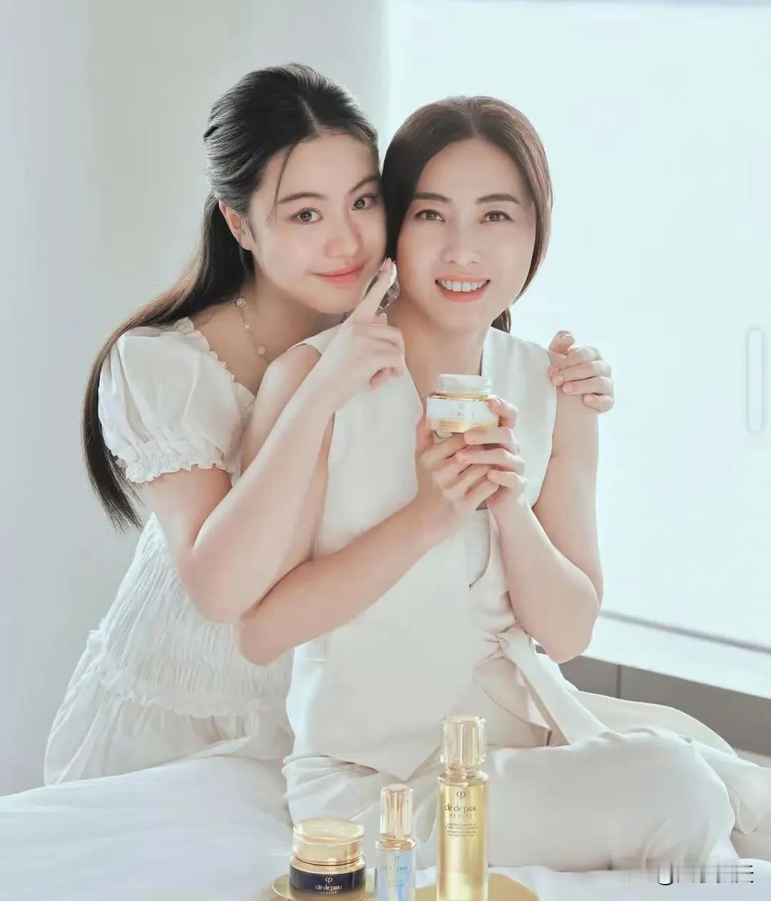 刘銮雄16岁女儿拍广告，五官明艳大气像父亲，与甘比同框似姐妹​
