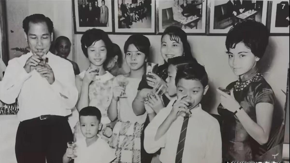 六岁张国荣站最前，眼神干净像清晨露珠。家里有钱有体面，爸爸是洋服大王，给白兰度