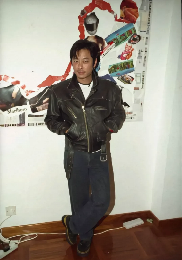 上世纪七八十年代潮流的天花板，皮衣配牛仔，穿谁身上都自带故事感，搁王杰身上更是酷
