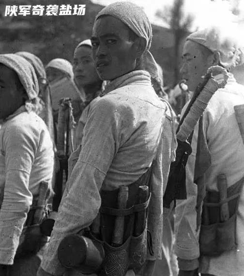1938年10月的一天，陕军战士们伏击了日军一辆卡车，当战士们攀爬上卡车车厢后，