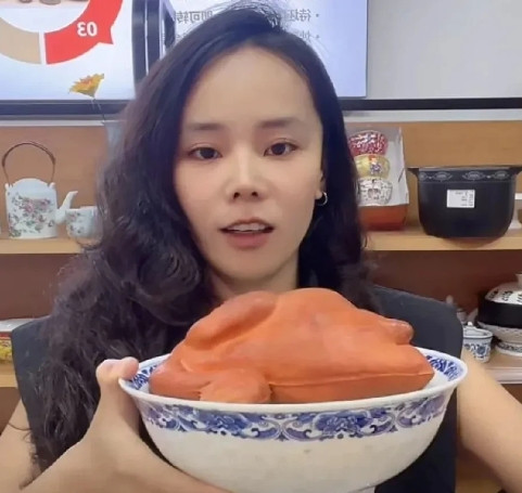 柴桑大姐扒拉标杆说道：网友们，你们太善良了，那个标杆已经住上瓷都的大房子了！她经