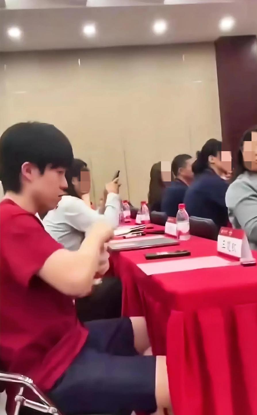 身穿红色T恤的王楚钦现身北大，平时王楚钦很少穿红色，这个红色T恤显得他更白了