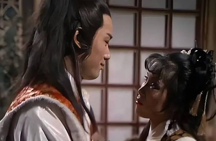 铁枪庙那封血书，彻底撕碎了江湖的体面。油布里抖动的字迹是杨康最后的毒：郭靖才是