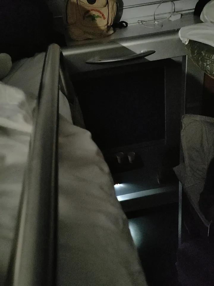 为什么很多人一坐火车或高铁，肚子就不舒服?今天坐卧铺回家，一个箱里有6个人，睡