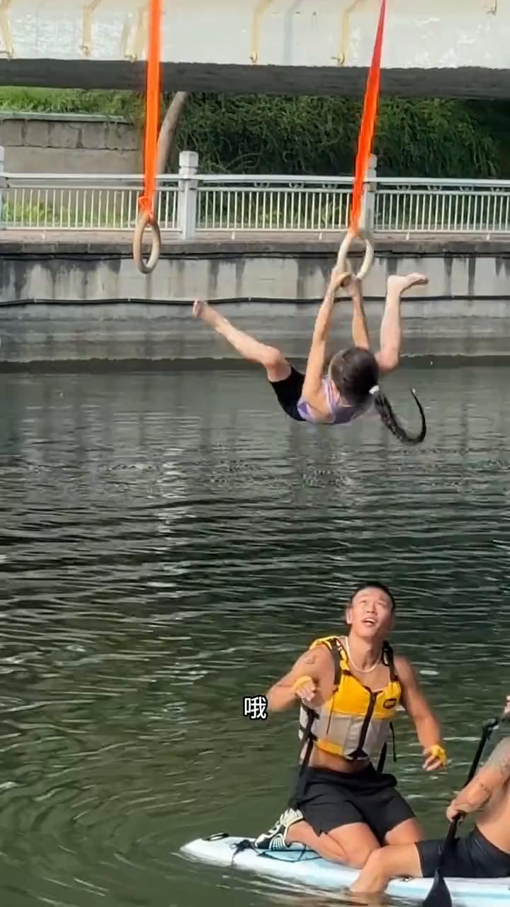 饭团Vs饭桶。表哥，加油，你们太棒了。自己上吊环，往上跳，踩着它，踩着它，对