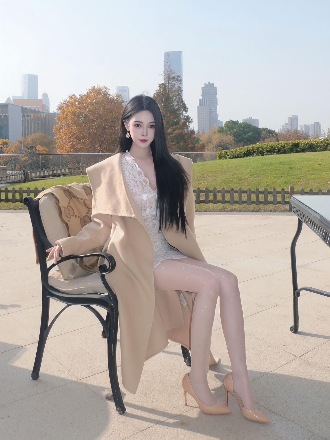 秋冬想穿得「慵懒又精致」？这套浅驼色系穿搭直接抄作业！浅驼色大衣自带温柔滤镜