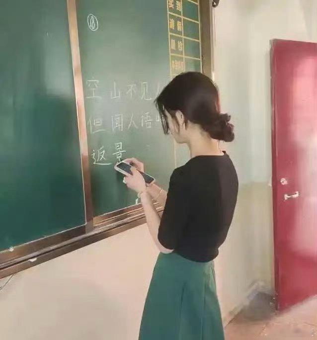女老师自创“幼态字体”走红，被家长投诉停职，字丑就不能教书吗