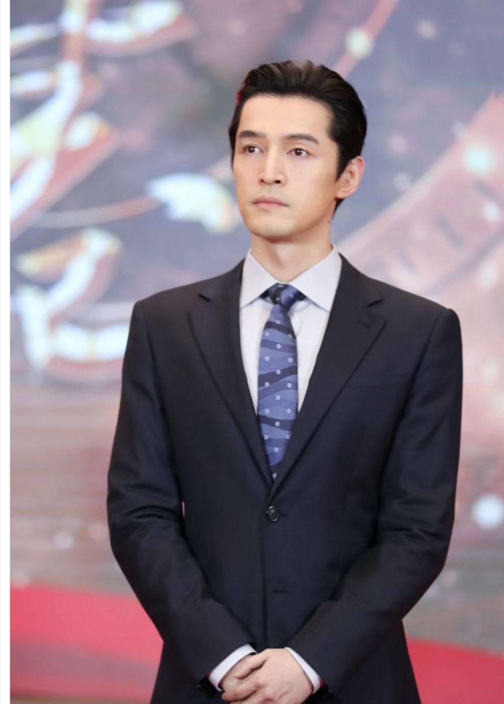 胡歌首度回应“为什么生孩子”？他坦言，年轻时总觉得“要先拼事业，再谈家庭”，但