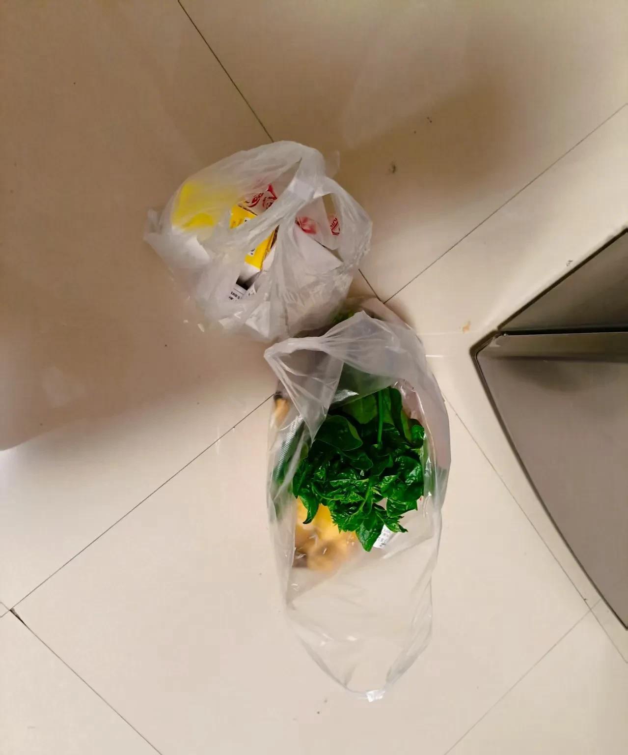 钱真的是不经花呀，随随便便100多块又没了。今天我老公带孩子回老家了，我一个人