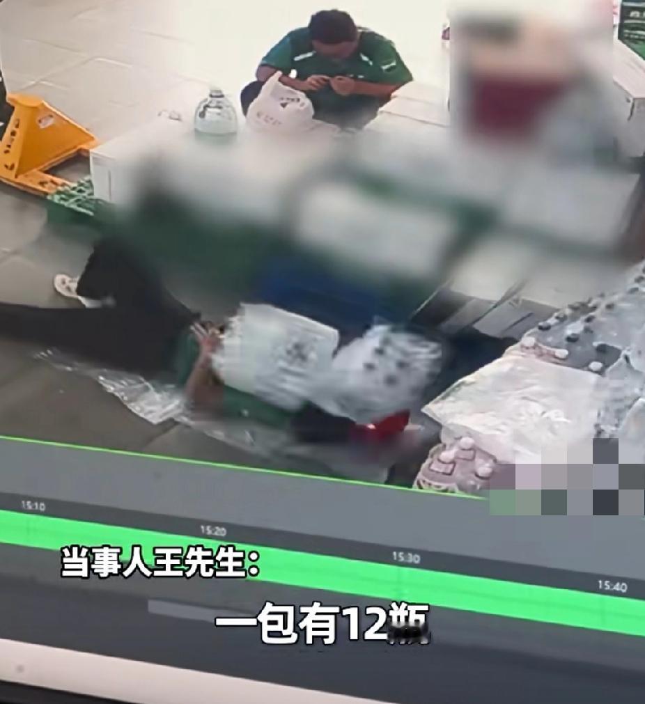 10月5日，上海一小伙躺在地板上睡了十分钟，就被从两大包矿泉水从一米多高的地方掉
